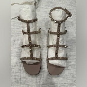 *NEW* Valentino Rockstud flat calfskin stud sandal